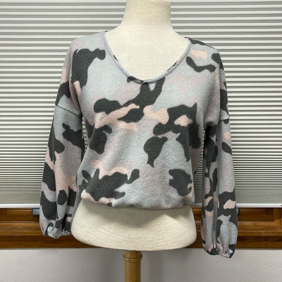 Sadie & Sage Gray and Pink Camo V-Neck Soft Cropped Sweater Size XS - Picture 1 of 7